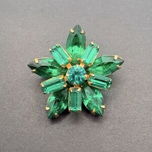 Vintage Emerald Green Star Floral Rhinestone Prong Layered Brooch Gold Tone